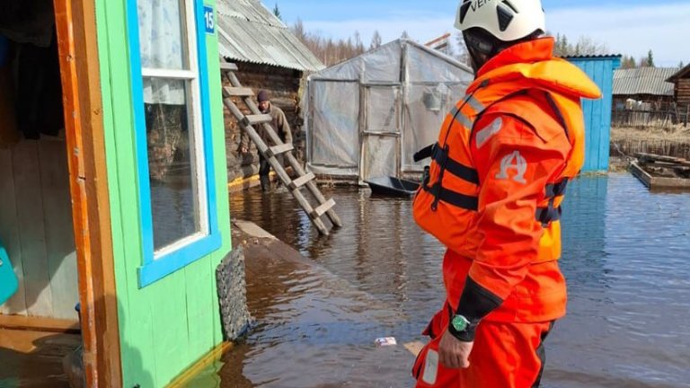 16 домов подтопила поднявшаяся река Непа в Катангском районе