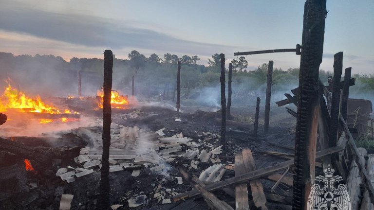 Два жилых дома и восемь хозпостроек сгорели в Куйтунском районе