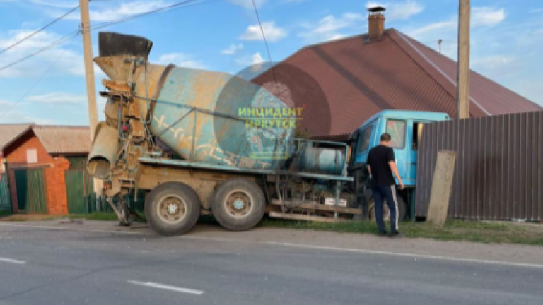 Две бетономешалки столкнулись в Иркутском районе