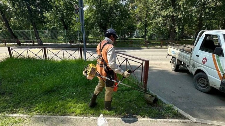 В Иркутске ежедневно ведётся покос травы на газонах