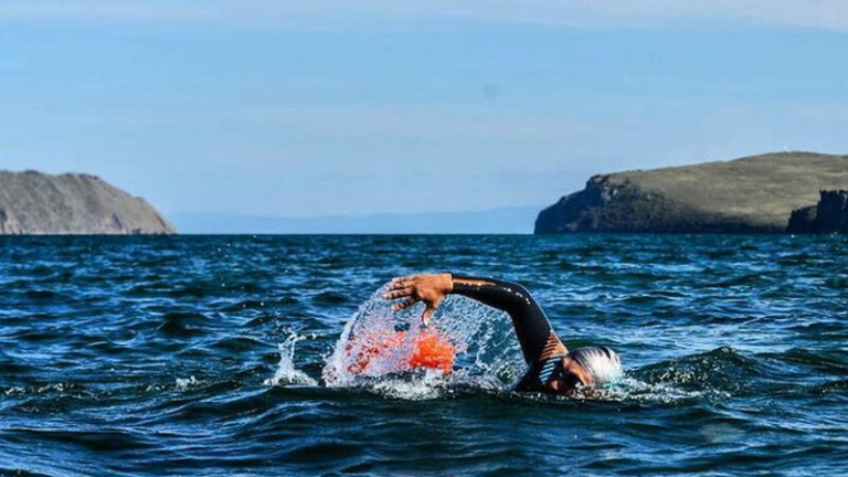 Пытавшемуся переплыть Байкал тренеру из Иркутска пришлось финишировать досрочно