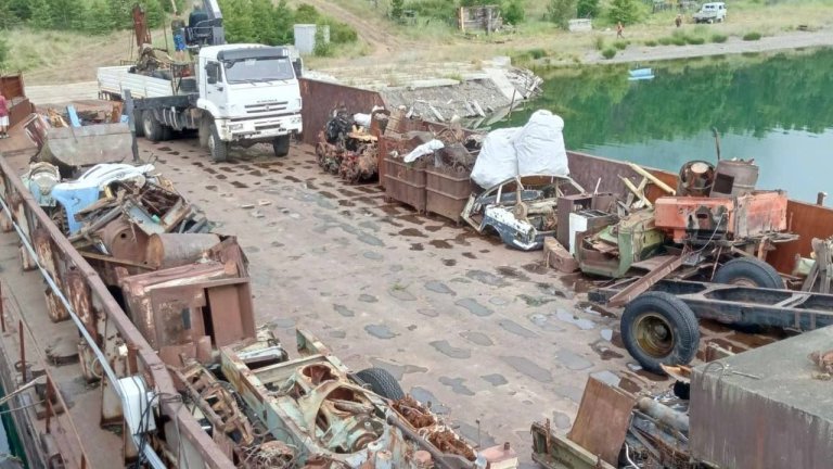 Более тысячи кубометров мусора вывезли на барже с одной из бухт Байкала