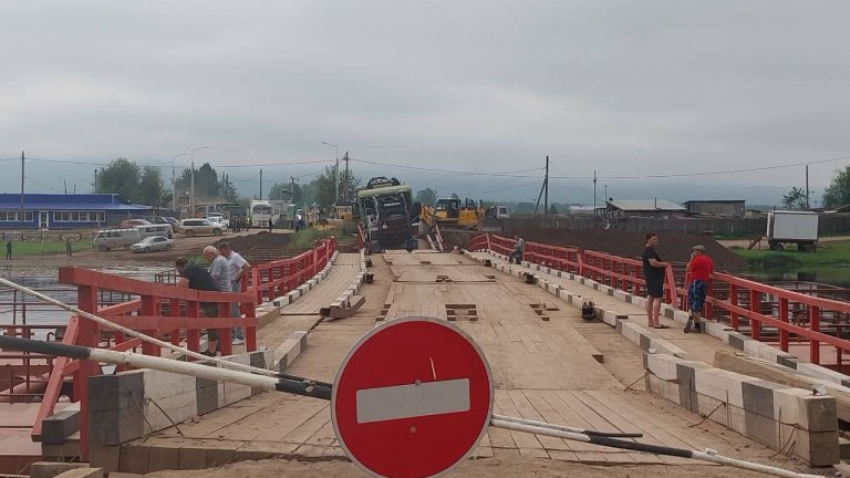 В Жигаловском районе восстановлено движение по понтонному мосту через реку Лену