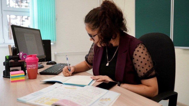 По 200 тысяч рублей получат 23 преподавателя из Приангарья