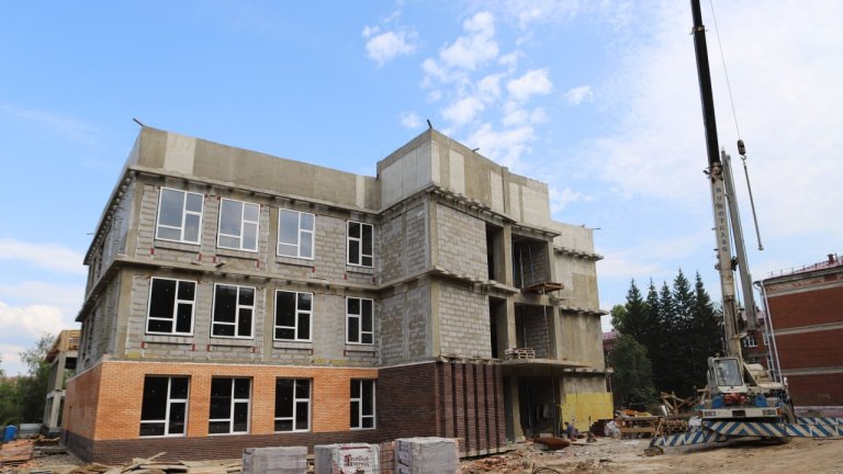 В новом блоке школы № 75 Иркутска приступили к отделке