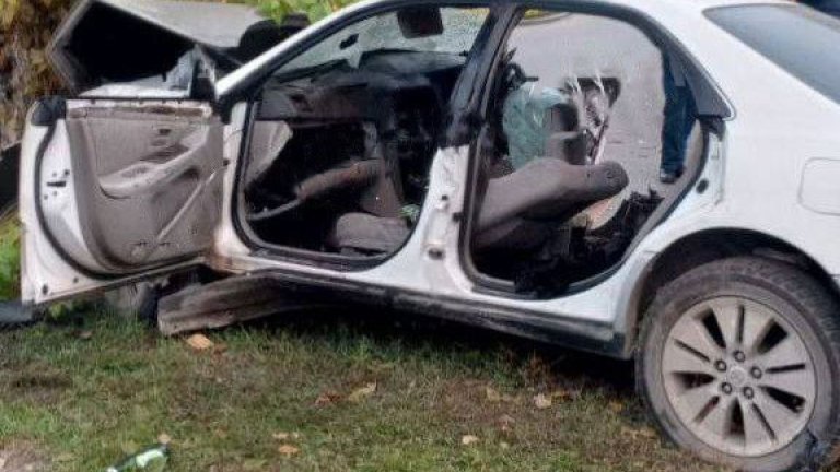 Водитель легковушки устроил погоню и врезался в дерево в центре Иркутска