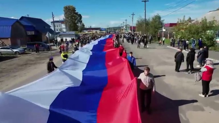 Рекорд установлен: в Чунском районе развернули триколор длиной 2 километра