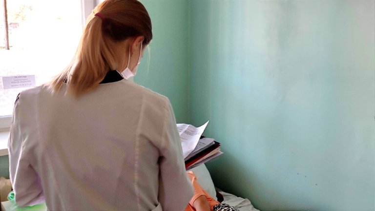 В апреле в Иркутской области вырастут оклады медработников и социальные пенсии
