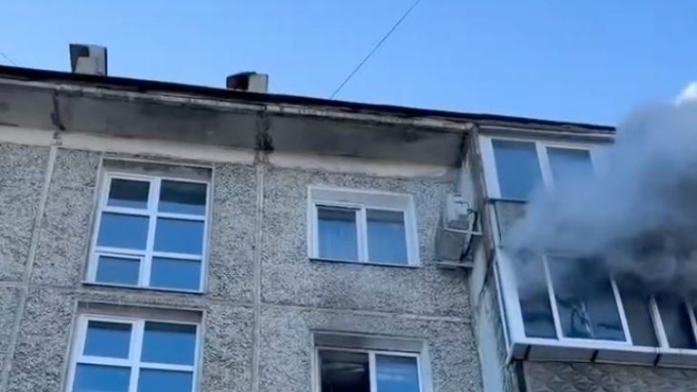 Двоих мужчин спасли на пожаре в пятиэтажке Иркутска