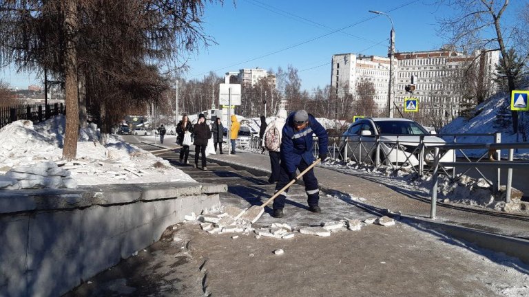 Качество уборки дворов и лестниц проверили в Свердловском округе Иркутска