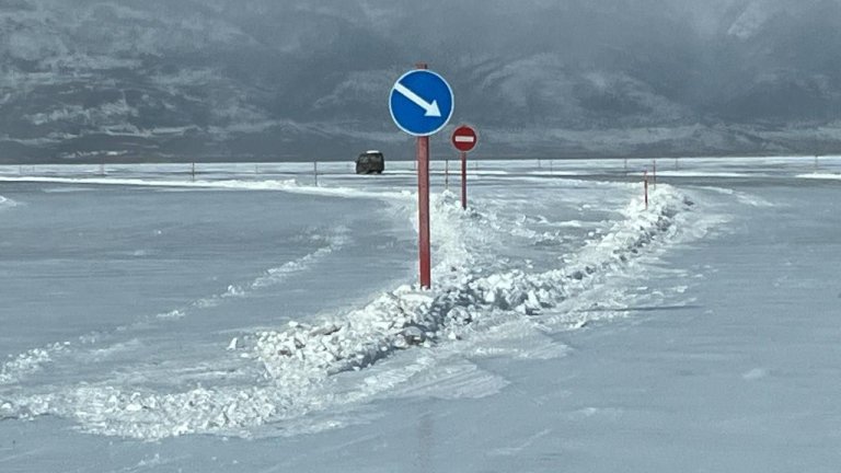 На Байкале открыли ледовую дорогу на остров Ольхон