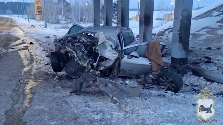 В Черемховском районе автомобиль Peugeot врезался в опоры виадука. Водитель погиб