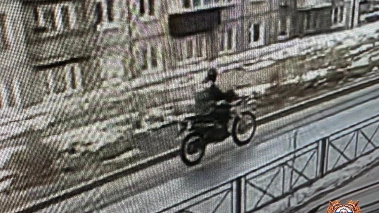 В Иркутске мотоциклист сбил женщину с коляской и скрылся