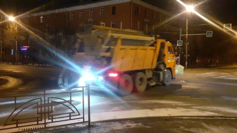 140 человек и 68 единиц техники устраняют последствия снегопада в Иркутске