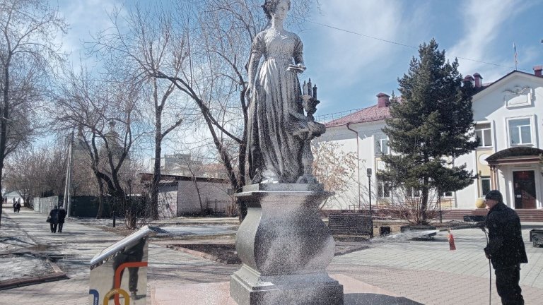 Памятники моют в Иркутске