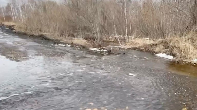 Река подтопила объездную дорогу в посёлок Мегет