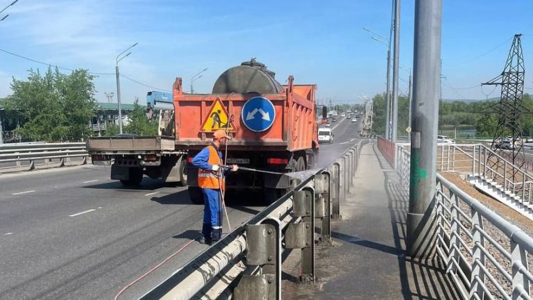 В Иркутске чистят тротуары, моют скамейки и косят траву