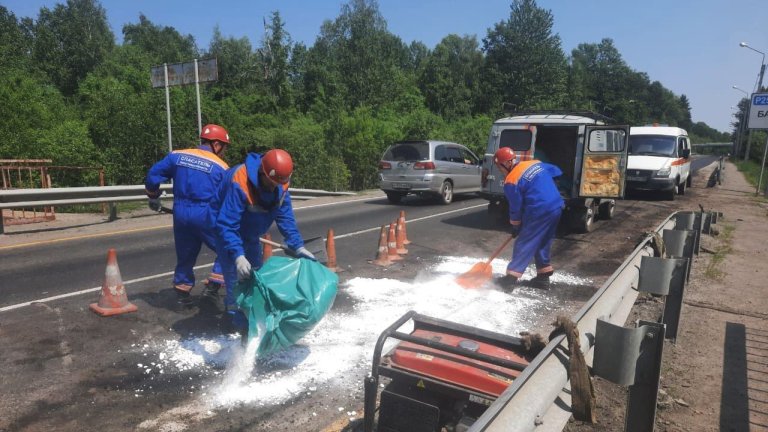 Дизельное топливо разлилось на проходящей вдоль Байкала федеральной трассе