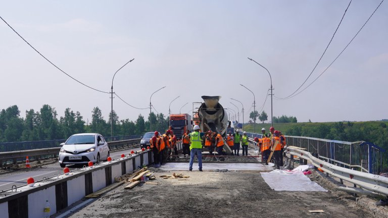 Бетонировать автодорогу начали на мосту через реку Белую в Усольском районе