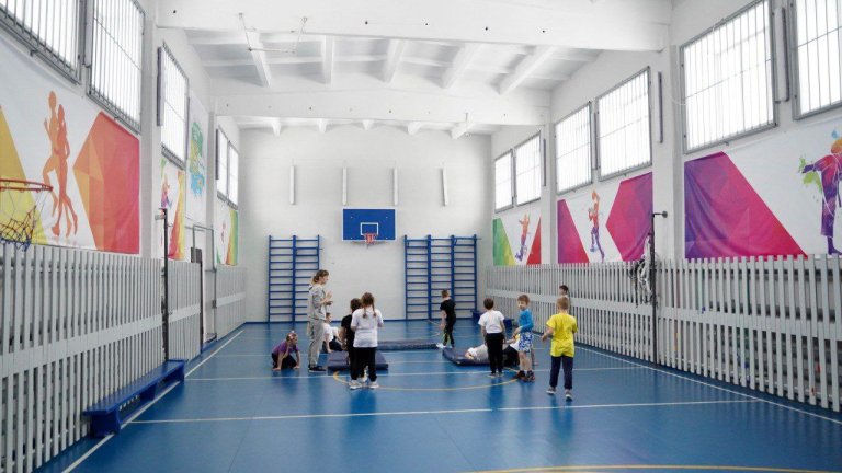 Школьные театры и спортклубы Приангарья получат оборудование на 14,3 млн рублей