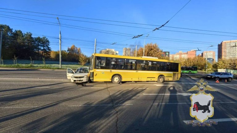 Нетрезвый водитель «Рено Логан» протаранил автобус с пассажирами в Иркутске