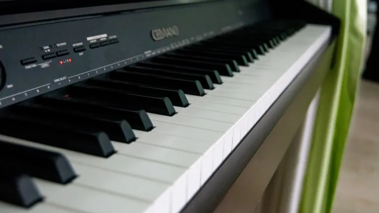 По 500 тысяч и по миллиону рублей могут получить преподаватели музыки Иркутской области