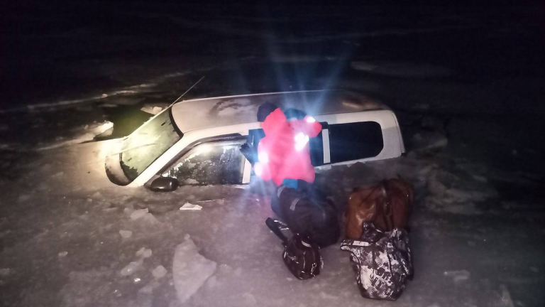 Автомобиль провалился под лёд на Байкале