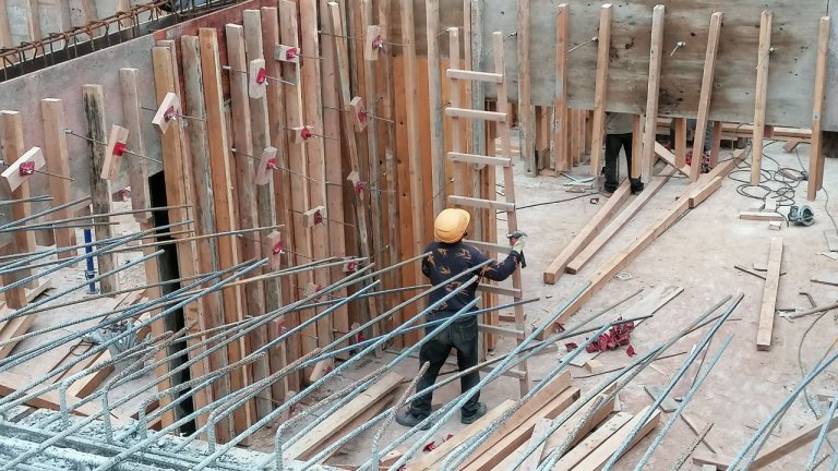 Новая школа в 26 микрорайоне Братска готова на 18%