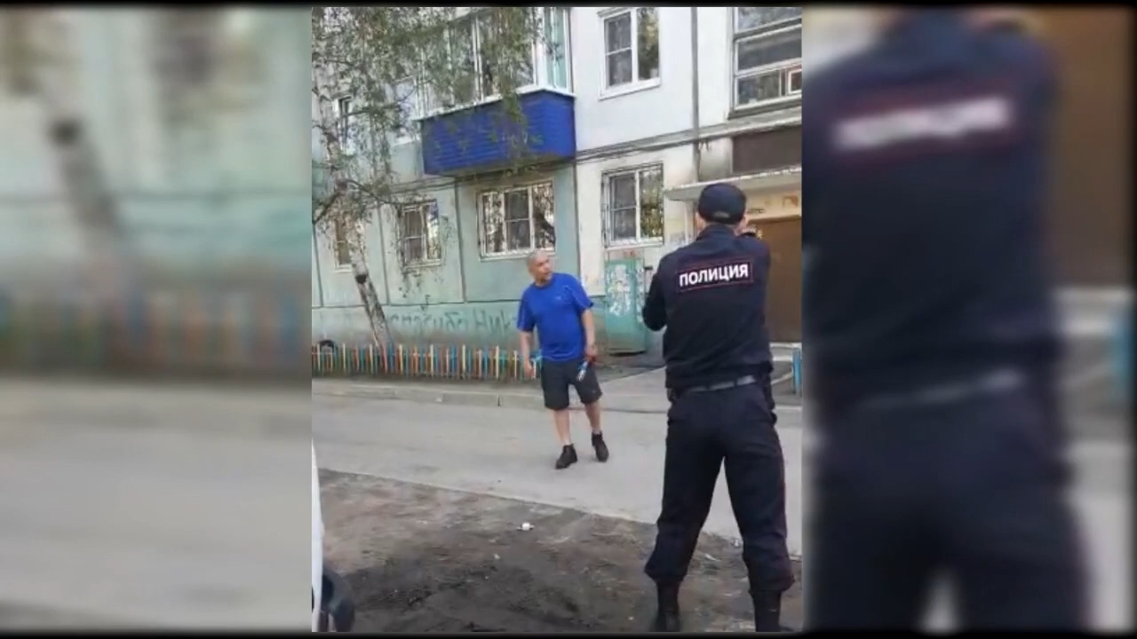 Омск нападение. Напал на полицейского с ножом. Нападение на палецейског. Нож нападение на полицию.