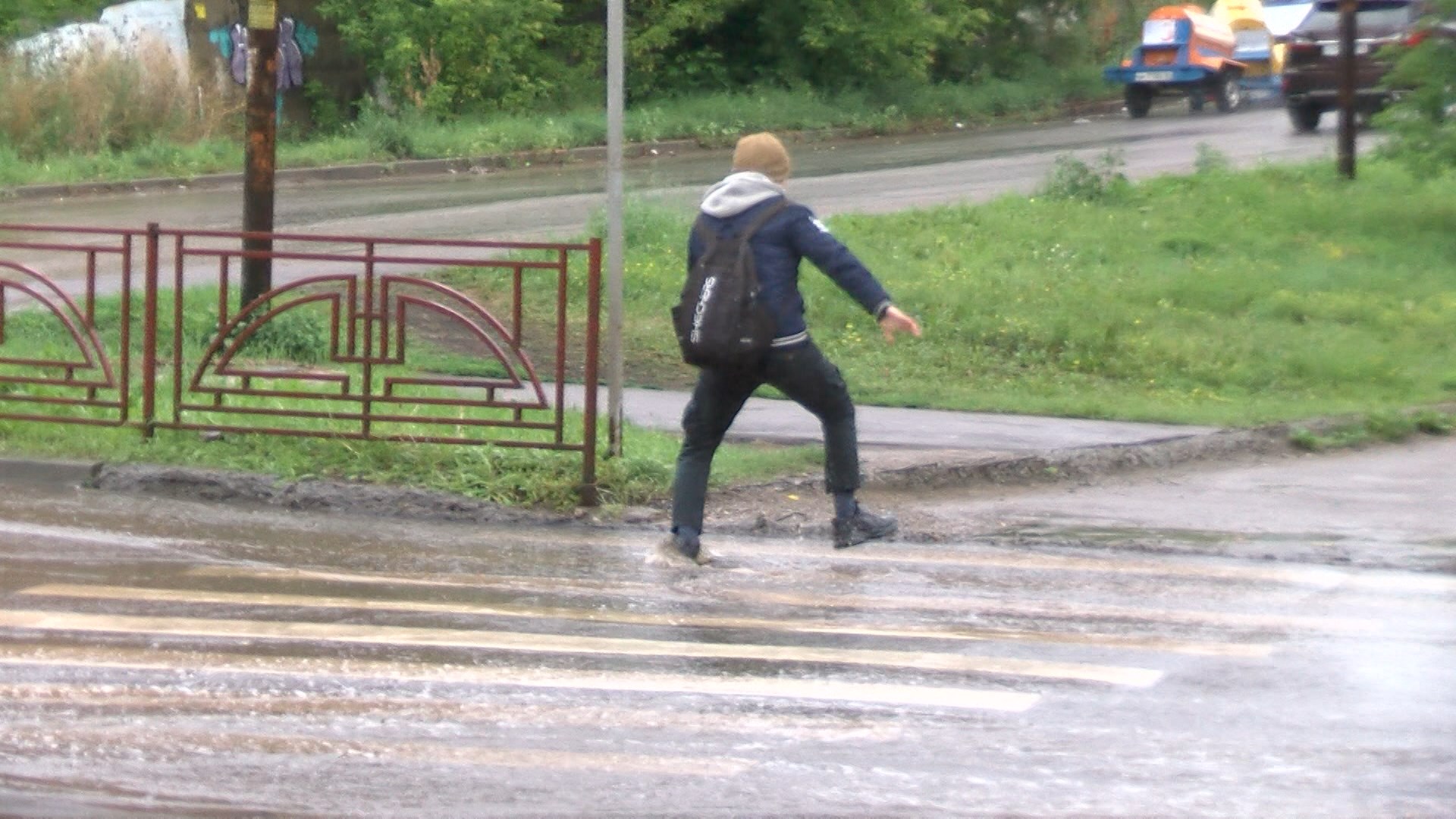 Три дождя иркутск. Пешеход на дороге. Иркутск дождь. Люди на улице. Дорога дождь.