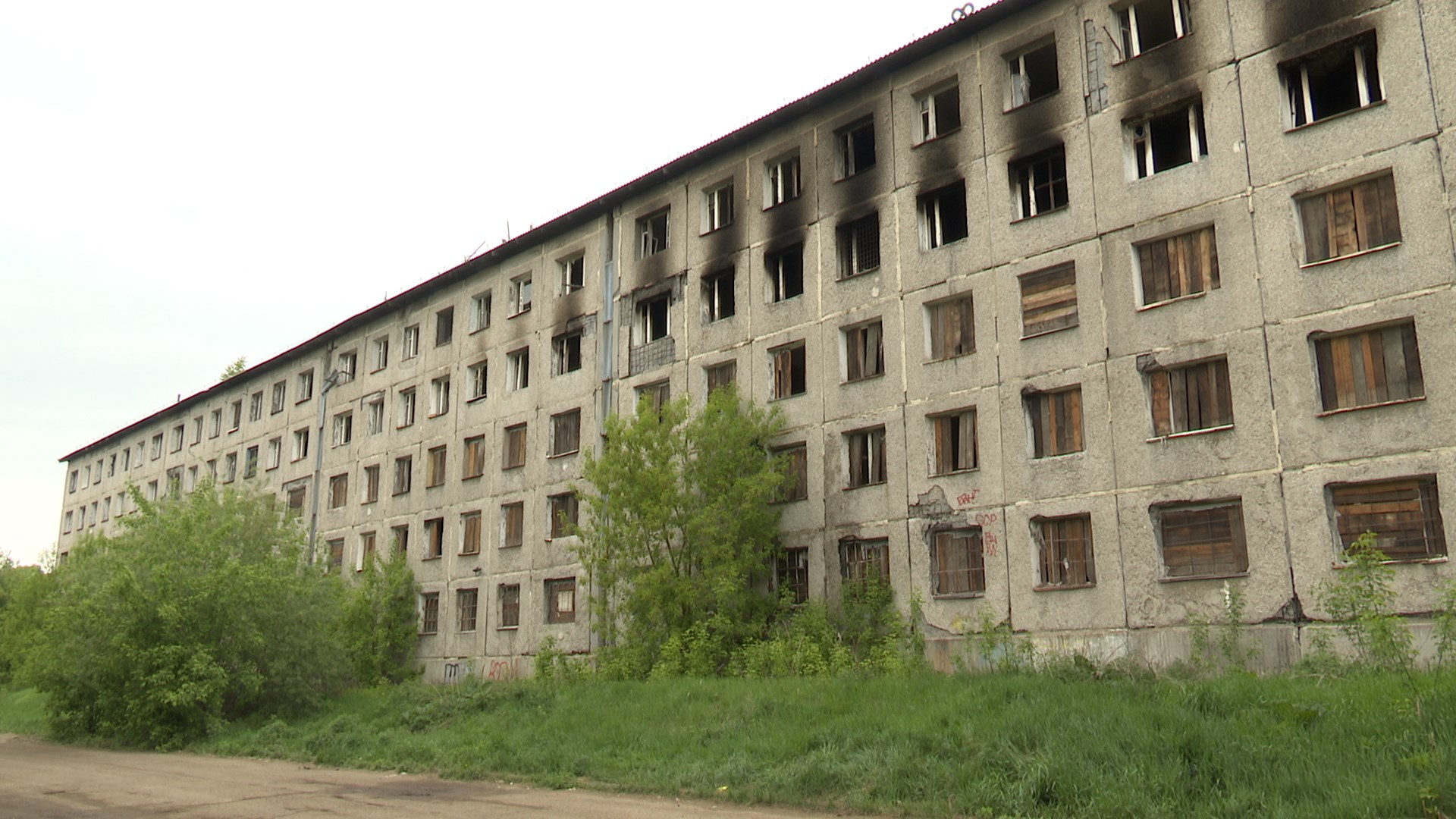 Заброшенное общежитие в городке бывшего ИВАТУ горело в Иркутске |  04.06.2024 | Новости Иркутска - БезФормата