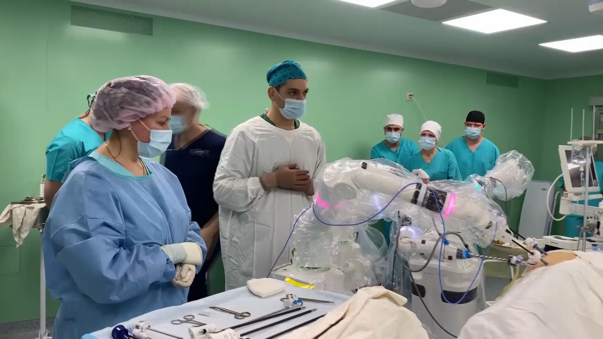 областная больница иркутск новожилов. илья медиков. медицинский работник иркутск. иркутская областная больница врачи. врачи проводят операцию.