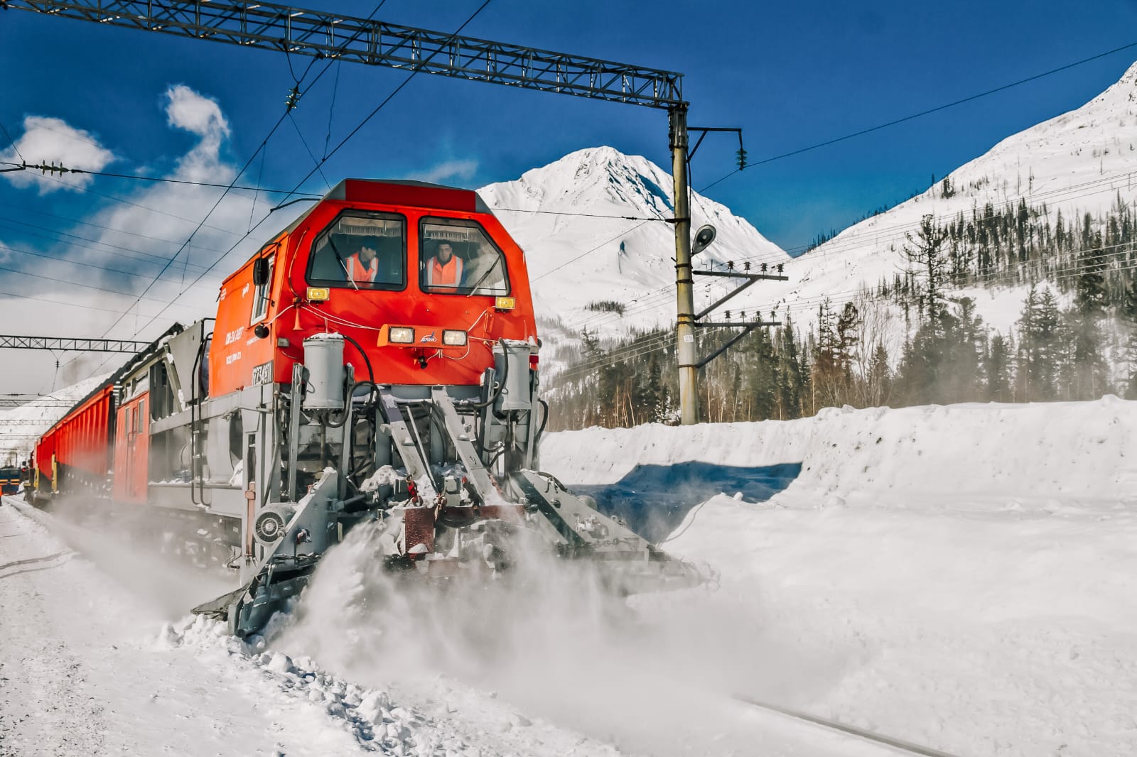 Поезд снежные заносы. ПСС-1к снегоуборочный поезд. Снежные заносы на железных дорогах. Снегоочиститель железнодорожных путей. Тепловоз снегоочиститель.