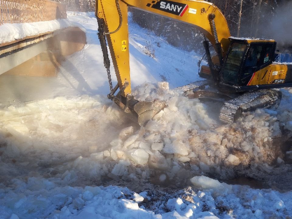 паводок спасатели. 2012 год наводнение в крымске мчс. методы борьбы с наводнениями. наводнение люди. наводнение спасатели мчс.