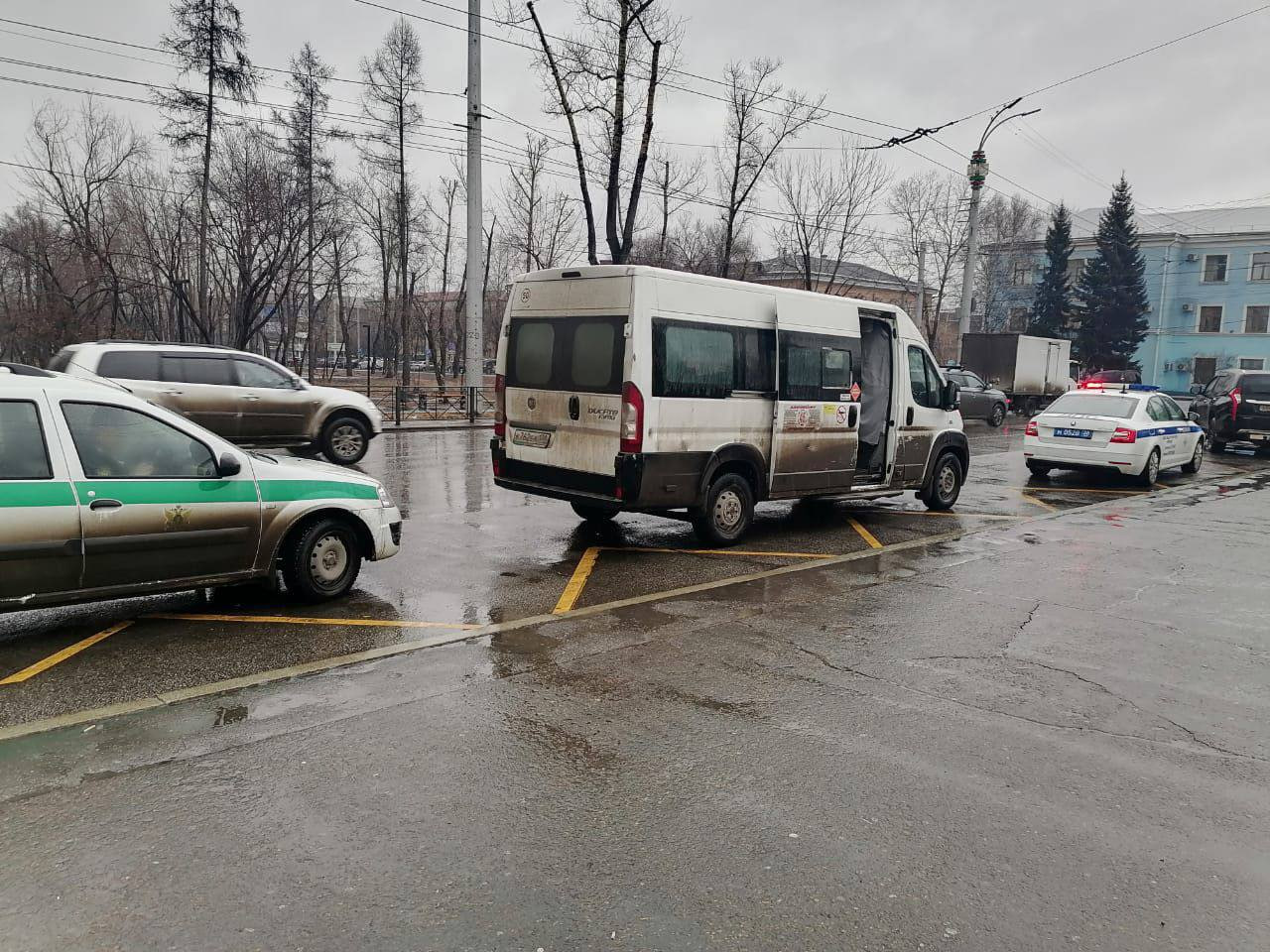 У владельца маршруток из Заларей отобрали машины за неуплату штрафов | НТС