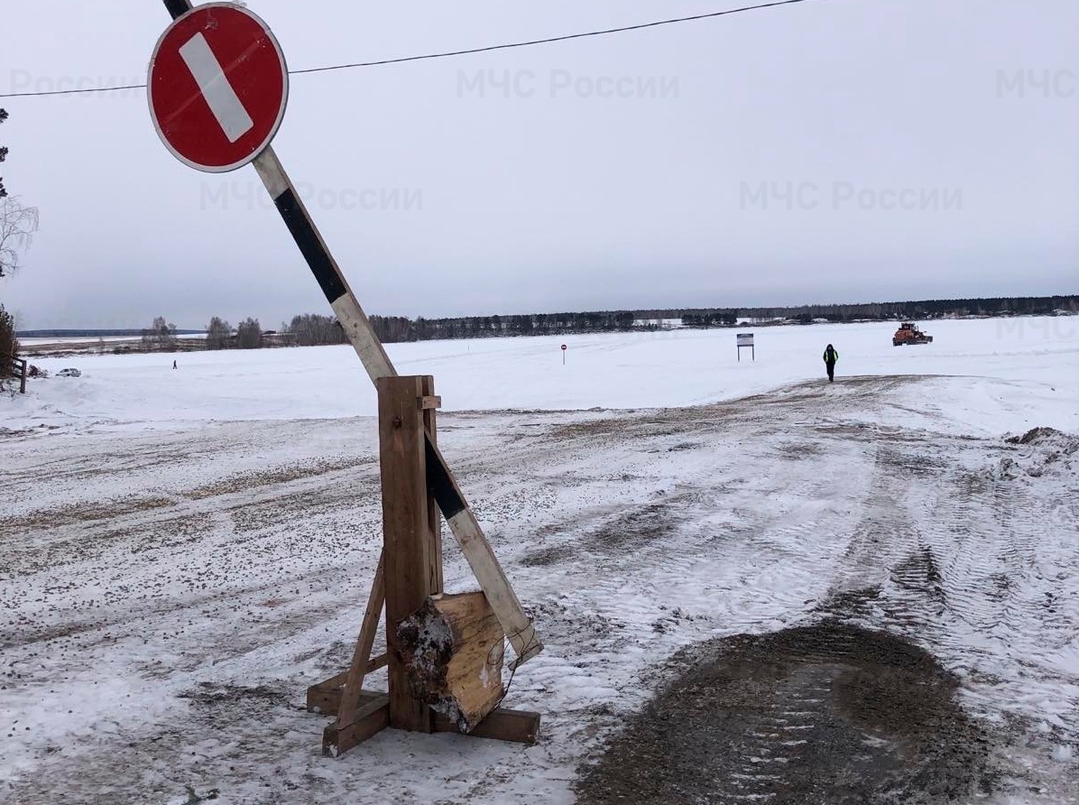 Паромная переправа балаганск игжей. Ледовая переправа. Переправа Жигалово Тутура. Ледовая переправа через Енисей. Иркутск Ангара переправа.