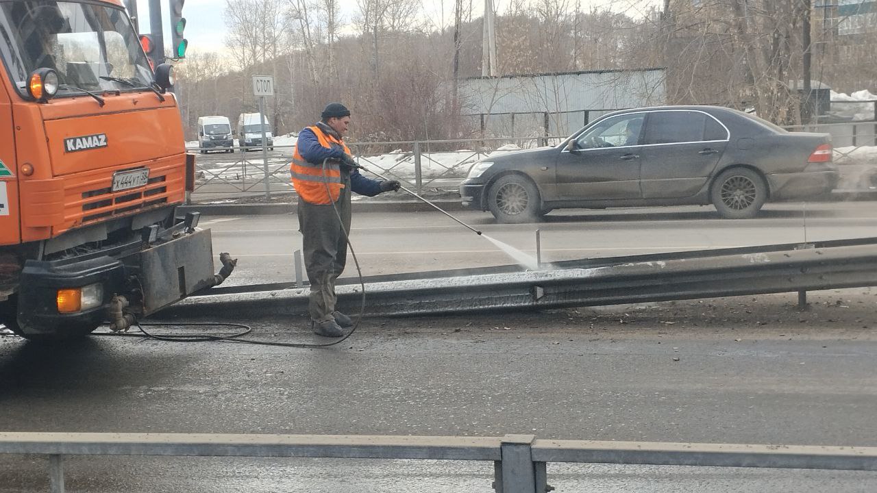 Дорожные ограждения начали мыть в Иркутске | НТС