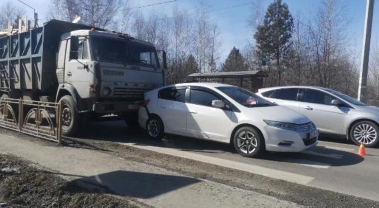 В Ангарске на светофоре КАМАЗ въехал в легковой автомобиль | НТС