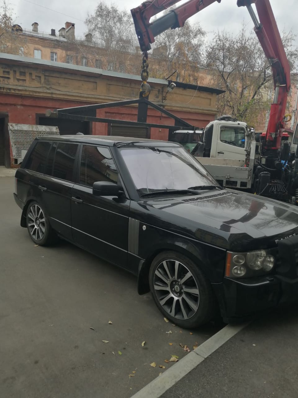 У жителя Иркутска изъяли автомобили Jaguar и Range Rover за долги по  услугам ЖКХ | НТС