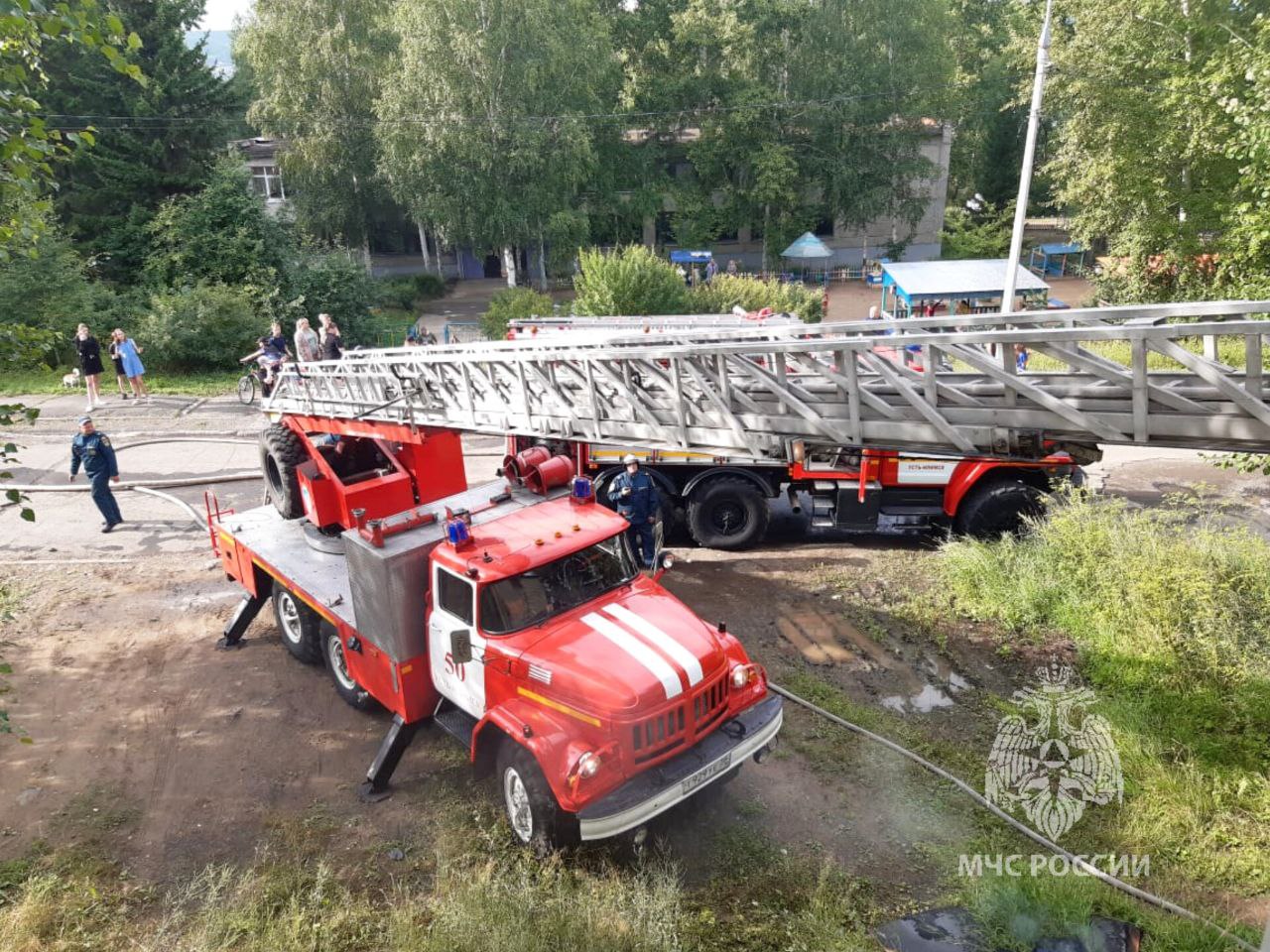 Эвакуация потребовалась жильцам многоквартирного дома в Усть-Илимске из-за  пожара | НТС