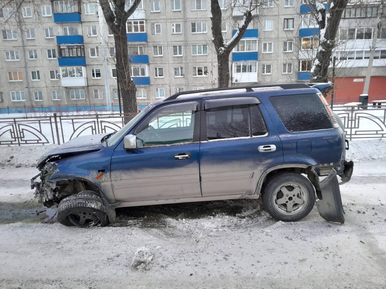 В Иркутске водитель Honda CR-V врезался в дорожное ограждение и бросил  машину | НТС