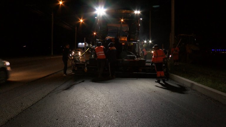 Основные работы по ремонту дороги на плотине Иркутской ГЭС проводят по ночам