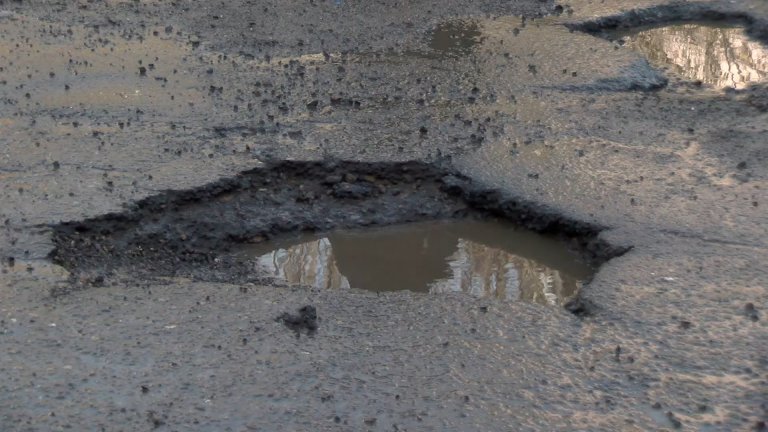 В Иркутске нет спасения от ям на дорогах