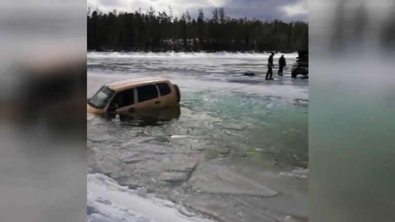 Два автомобиля провалились под лёд Братского водохранилища