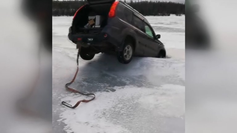 Два автомобиля провалились под лёд Братского водохранилища