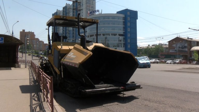 Асфальт меняют на участке улицы Байкальской в Иркутске