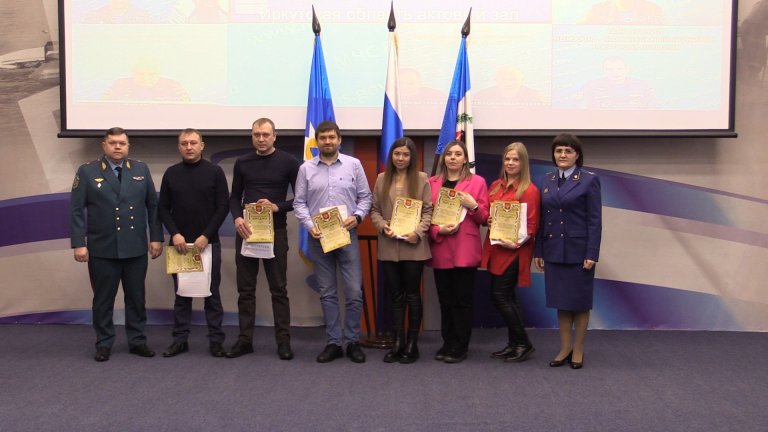 Молодых людей, которые спасли детей из горящего дома, наградили в Иркутске