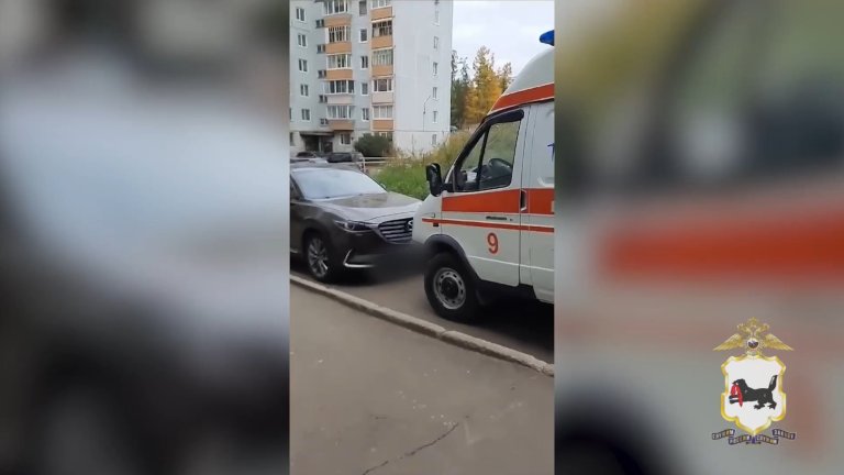 В Усть-Илимске водитель перегородил дорогу машине скорой помощи