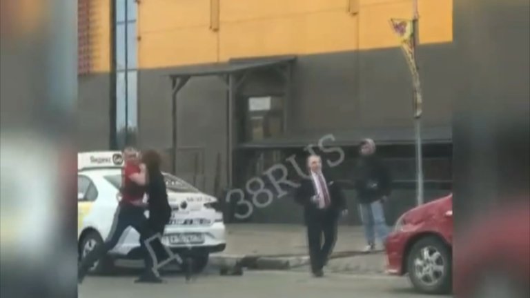Двое водителей подрались на парковке возле одного из  торговых центров в Иркутске 
