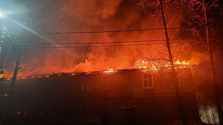 Многоквартирный деревянный дом полностью сгорел в Железногорске-Илимском